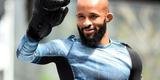 Demetrious Johnson brinca com os f�s no treino aberto