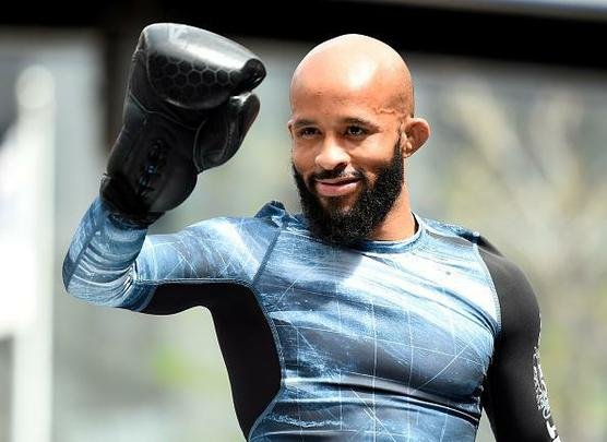 Demetrious Johnson brinca com os fãs no treino aberto