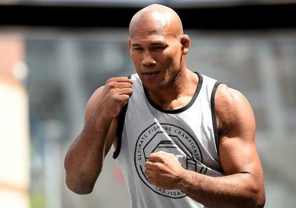 Ronaldo Jacaré treina para luta contra Robert Whittaker