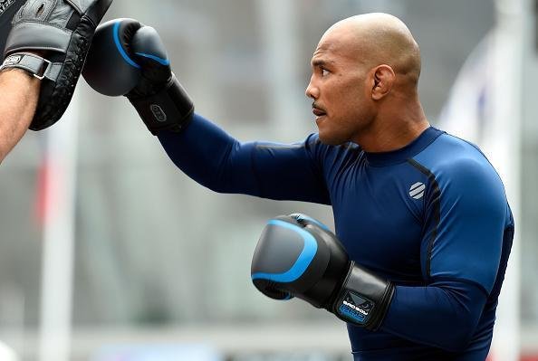 Wilson Reis tenta feito de destronar Demetrious Johnson, que defendeu o cinturão nove vezes