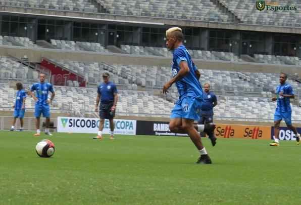 Durante o treinamento, tcnico Rodrigo Santana dividiu a equipe em dois grupos, sendo que ambos construam jogadas de cruzamentos. Na segunda parte da atividade, o treinador observou a equipe em bolas paradas, e o sistema defensivo levou a melhor.  O treino serviu para a URT ter a noo de espao do Mineiro.