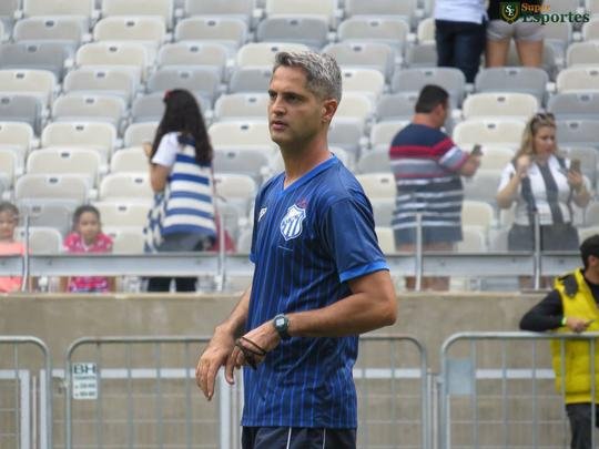 Durante o treinamento, tcnico Rodrigo Santana dividiu a equipe em dois grupos, sendo que ambos construam jogadas de cruzamentos. Na segunda parte da atividade, o treinador observou a equipe em bolas paradas, e o sistema defensivo levou a melhor.  O treino serviu para a URT ter a noo de espao do Mineiro.