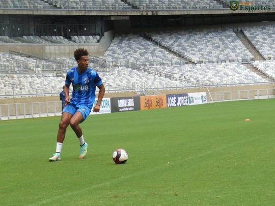Durante o treinamento, tcnico Rodrigo Santana dividiu a equipe em dois grupos, sendo que ambos construam jogadas de cruzamentos. Na segunda parte da atividade, o treinador observou a equipe em bolas paradas, e o sistema defensivo levou a melhor.  O treino serviu para a URT ter a noo de espao do Mineiro.
