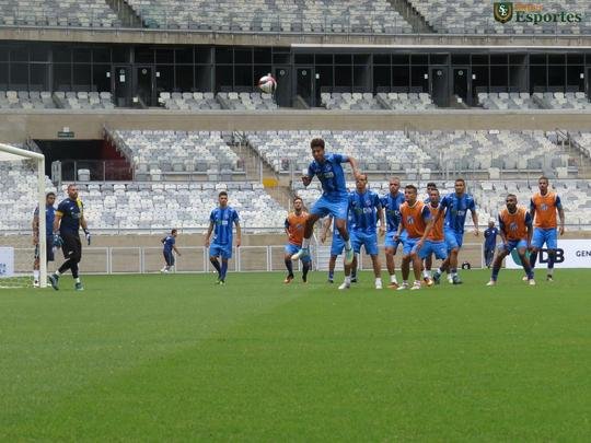 Durante o treinamento, tcnico Rodrigo Santana dividiu a equipe em dois grupos, sendo que ambos construam jogadas de cruzamentos. Na segunda parte da atividade, o treinador observou a equipe em bolas paradas, e o sistema defensivo levou a melhor.  O treino serviu para a URT ter a noo de espao do Mineiro.
