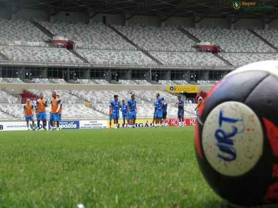 Durante o treinamento, tcnico Rodrigo Santana dividiu a equipe em dois grupos, sendo que ambos construam jogadas de cruzamentos. Na segunda parte da atividade, o treinador observou a equipe em bolas paradas, e o sistema defensivo levou a melhor.  O treino serviu para a URT ter a noo de espao do Mineiro.