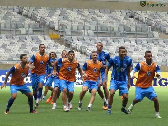 Durante o treinamento, tcnico Rodrigo Santana dividiu a equipe em dois grupos, sendo que ambos construam jogadas de cruzamentos. Na segunda parte da atividade, o treinador observou a equipe em bolas paradas, e o sistema defensivo levou a melhor.  O treino serviu para a URT ter a noo de espao do Mineiro.