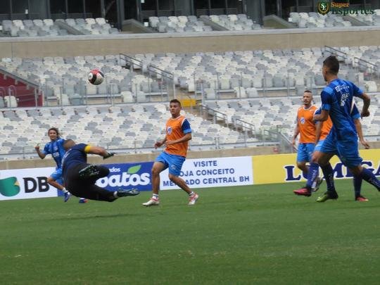 Durante o treinamento, tcnico Rodrigo Santana dividiu a equipe em dois grupos, sendo que ambos construam jogadas de cruzamentos. Na segunda parte da atividade, o treinador observou a equipe em bolas paradas, e o sistema defensivo levou a melhor.  O treino serviu para a URT ter a noo de espao do Mineiro.