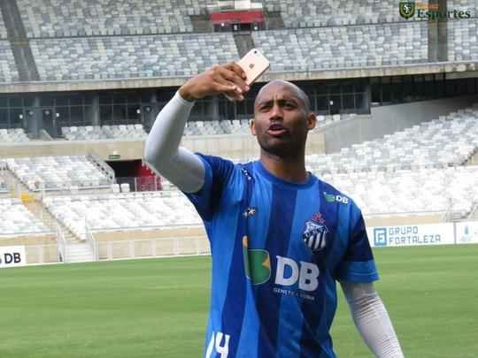 Durante o treinamento, tcnico Rodrigo Santana dividiu a equipe em dois grupos, sendo que ambos construam jogadas de cruzamentos. Na segunda parte da atividade, o treinador observou a equipe em bolas paradas, e o sistema defensivo levou a melhor.  O treino serviu para a URT ter a noo de espao do Mineiro.