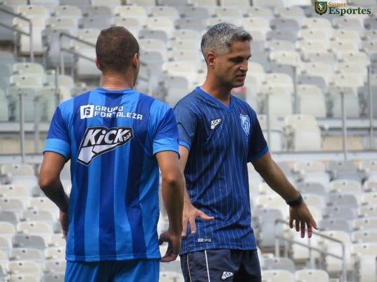 Durante o treinamento, tcnico Rodrigo Santana dividiu a equipe em dois grupos, sendo que ambos construam jogadas de cruzamentos. Na segunda parte da atividade, o treinador observou a equipe em bolas paradas, e o sistema defensivo levou a melhor.  O treino serviu para a URT ter a noo de espao do Mineiro.