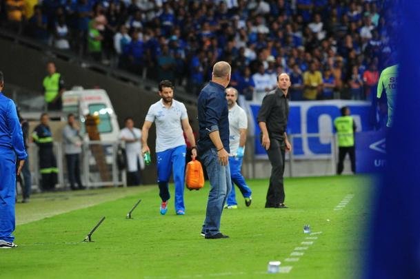 Cruzeiro perde por 2 a 1, mas gol de Thiago Neves assegura classificao s oitavas de final