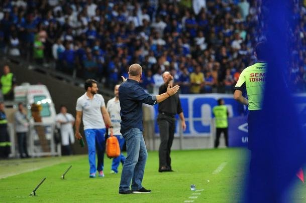 Cruzeiro perde por 2 a 1, mas gol de Thiago Neves assegura classificao s oitavas de final