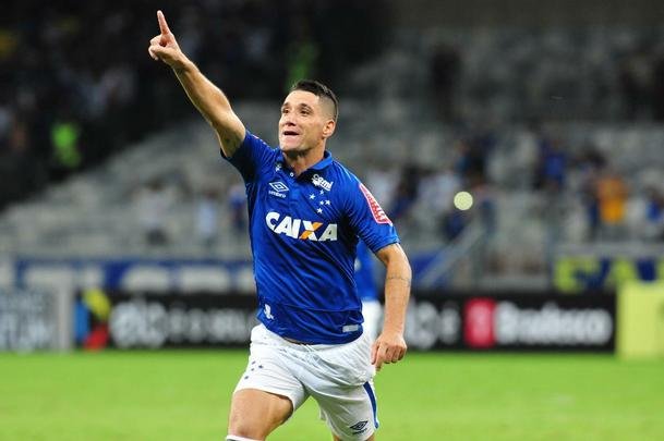 Cruzeiro perde por 2 a 1, mas gol de Thiago Neves assegura classificao s oitavas de final
