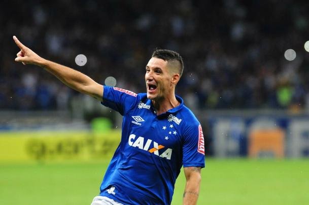 Cruzeiro perde por 2 a 1, mas gol de Thiago Neves assegura classificao s oitavas de final