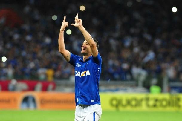 Cruzeiro perde por 2 a 1, mas gol de Thiago Neves assegura classificao s oitavas de final
