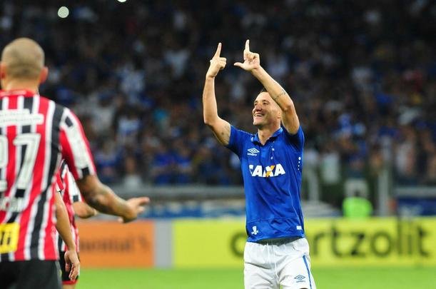 Cruzeiro perde por 2 a 1, mas gol de Thiago Neves assegura classificao s oitavas de final