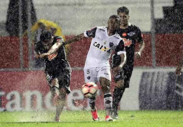 Lance de Libertad x Atltico, duelo disputado no Estdio Nicols Leoz, no Paraguai, pela Libertadores