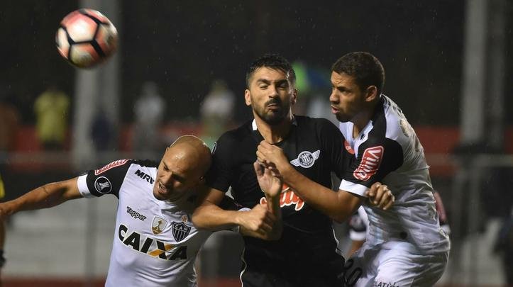 Lance de Libertad x Atlético, duelo disputado no Estádio Nicolás Leoz, no Paraguai, pela Libertadores