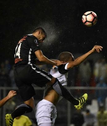 Lance de Libertad x Atlético, duelo disputado no Estádio Nicolás Leoz, no Paraguai, pela Libertadores