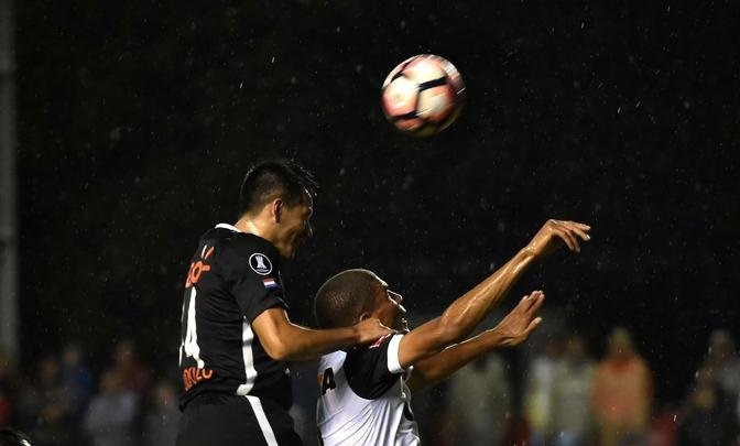 Lance de Libertad x Atlético, duelo disputado no Estádio Nicolás Leoz, no Paraguai, pela Libertadores