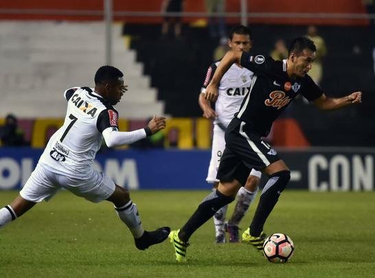 Lance de Libertad x Atlético, duelo disputado no Estádio Nicolás Leoz, no Paraguai, pela Libertadores