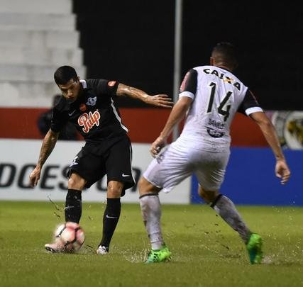 Lance de Libertad x Atlético, duelo disputado no Estádio Nicolás Leoz, no Paraguai, pela Libertadores