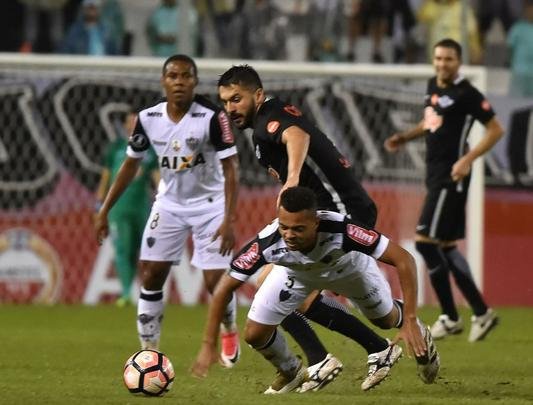 Lance de Libertad x Atlético, duelo disputado no Estádio Nicolás Leoz, no Paraguai, pela Libertadores