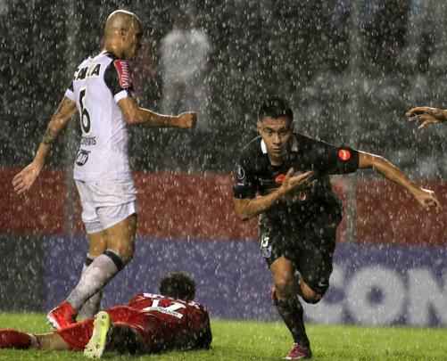 Lance de Libertad x Atltico, duelo disputado no Estdio Nicols Leoz, no Paraguai, pela Libertadores