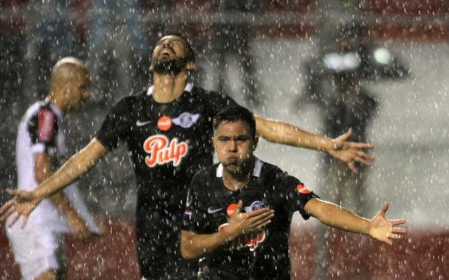Lance de Libertad x Atlético, duelo disputado no Estádio Nicolás Leoz, no Paraguai, pela Libertadores
