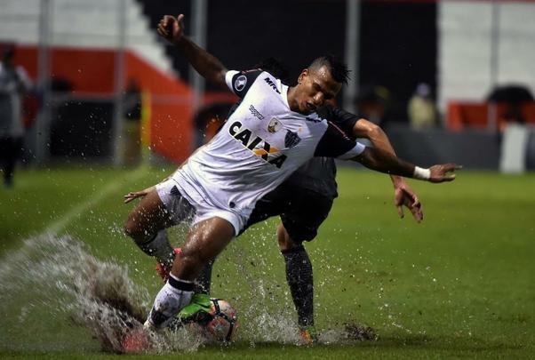 Lance de Libertad x Atlético, duelo disputado no Estádio Nicolás Leoz, no Paraguai, pela Libertadores
