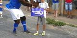 Denner Jonathan, de 12 anos, foi presentado por um grupo de cruzeirenses da cidade de Pitangui-MG