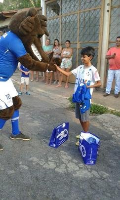 Denner Jonathan, de 12 anos, foi presentado por um grupo de cruzeirenses da cidade de Pitangui-MG