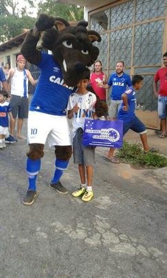 Denner Jonathan, de 12 anos, foi presentado por um grupo de cruzeirenses da cidade de Pitangui-MG