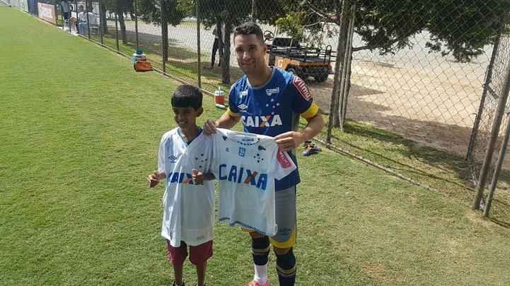 Thiago Neves e Denner trocaram camisas