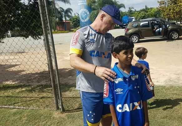 Mano Menezes brincou com o garoto: 'Tem nome de craque'