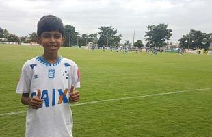 Garoto ficou famoso nas redes aps pintar  mo camisa do Cruzeiro