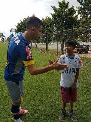 Thiago Neves também fez questão de cumprimentar o garoto