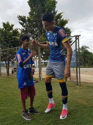 Denner cumprimenta Diogo Barbosa no CT cruzeirense