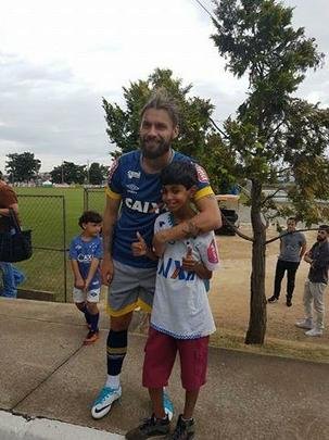 O atacante Rafael Sobis também posou para foto ao lado de Denner