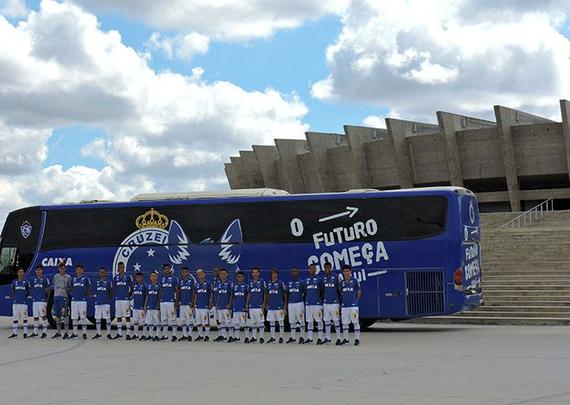 Base do Cruzeiro ganha nibus personalizado (fotos: Gustavo Aleixo/Cruzeiro/Divulgao)