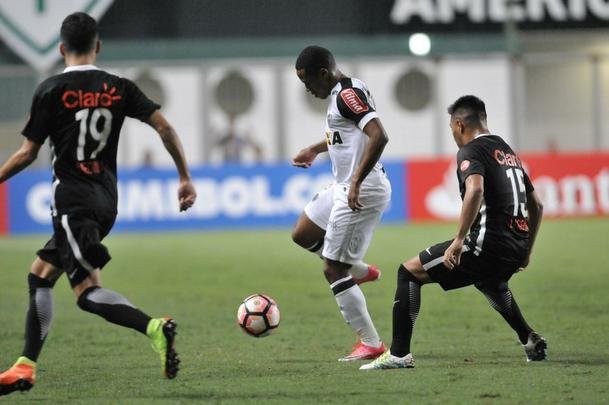 Imagens do duelo entre Atltico e Libertad-PAR, no Independncia, pela Copa Libertadores