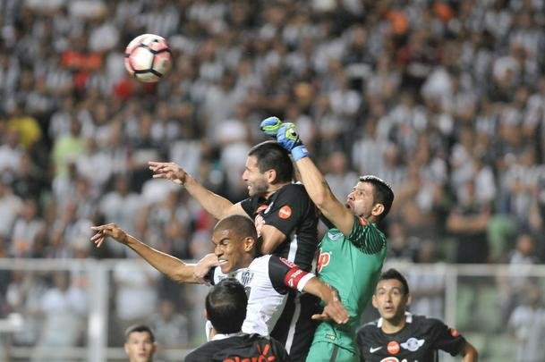 Imagens do duelo entre Atltico e Libertad-PAR, no Independncia, pela Copa Libertadores