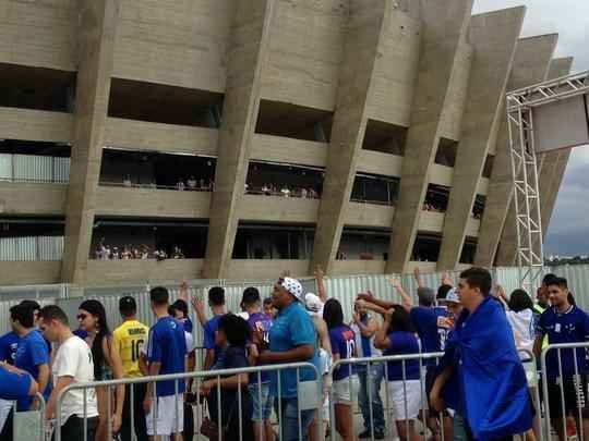 Bate-boca com torcedores do Cruzeiro no Mineirão
