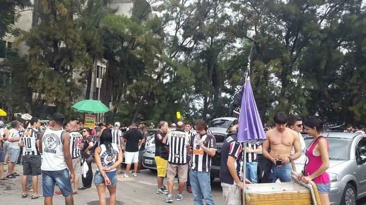 Torcedores do Atlético se concentraram no Mineirinho antes de chegar ao Gigante