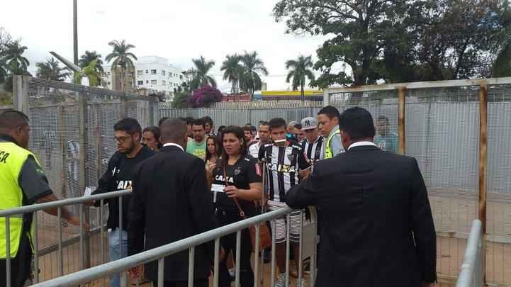 Torcedores do Atlético se concentraram no Mineirinho antes de chegar ao Gigante