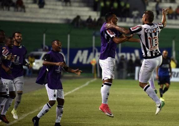 Lance de Sport Boys x Atlético, jogo disputado na Bolívia pela Copa Libertadores da América