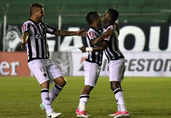 Lance de Sport Boys x Atlético, jogo disputado na Bolívia pela Copa Libertadores da América