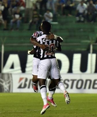 Lance de Sport Boys x Atlético, jogo disputado na Bolívia pela Copa Libertadores da América