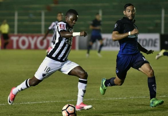 Lance de Sport Boys x Atlético, jogo disputado na Bolívia pela Copa Libertadores da América