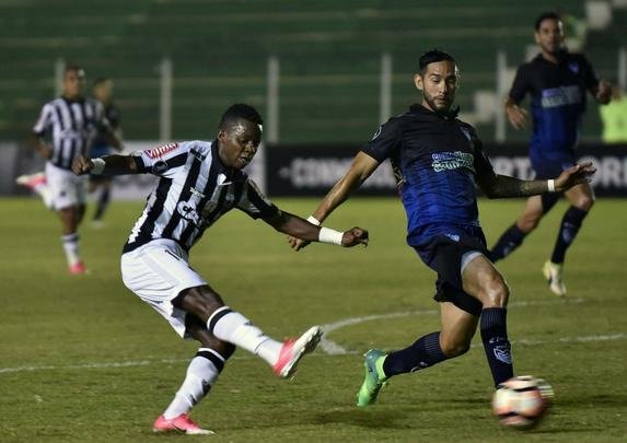 Lance de Sport Boys x Atlético, jogo disputado na Bolívia pela Copa Libertadores da América