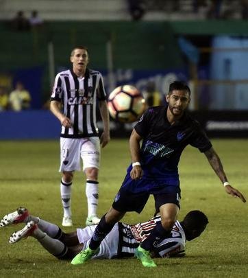 Lance de Sport Boys x Atlético, jogo disputado na Bolívia pela Copa Libertadores da América